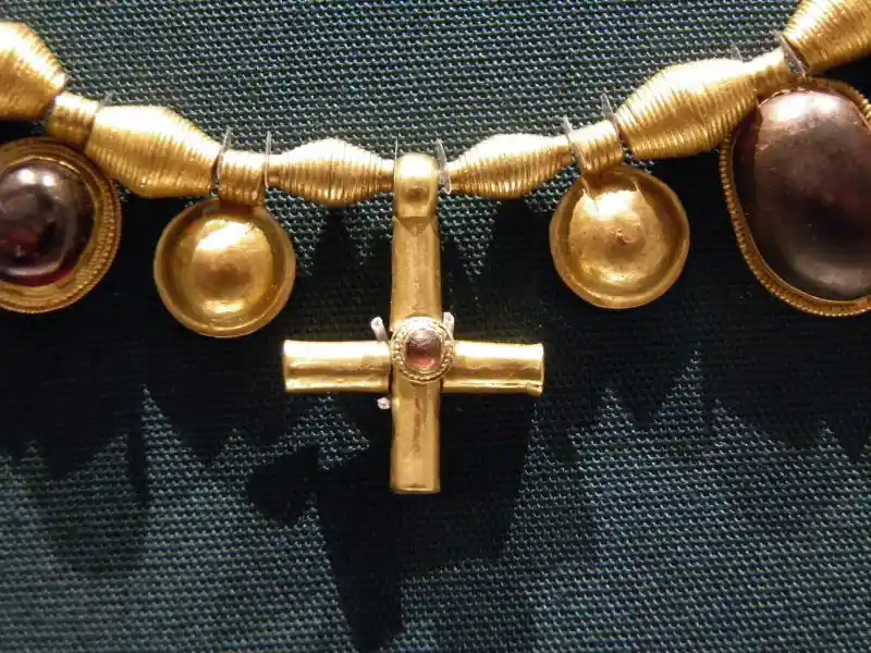 The Desborough Necklace, symmetrical cross pendant